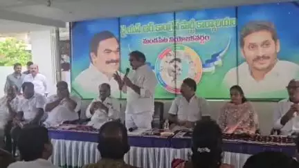 వైసీపీ 'వెన్నుపోటు దినం' నిరసన కార్యక్రమానికి సంబంధించిన గోడ పత్రికను మండపేట లో విడుదల చేసిన ఎమ్మెల్సీ తోట త్రిమూర్తులు