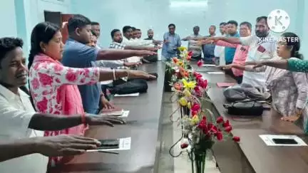 खरसावां: खरसावां ब्लोक, बीआरसी व सीएचसी में विश्व तम्बाकू निषेध दिवस पर कर्मचारियों को दिलाई शपथ