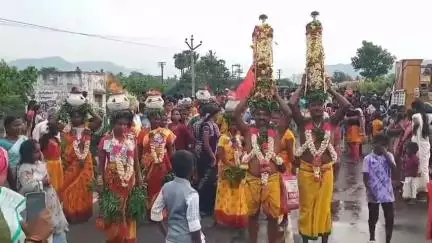 கெங்கவல்லி: கெங்கவல்லி ஆதிபராசக்தி திருக்கோயில் சித்திரை திருவிழா .. அழகு குத்தும் நிகழ்ச்சியில் ஏராளமான பக்தர்கள் பங்கேற்பு