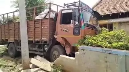 ಕಡೂರು: ಸರಸ್ವತಿಪುರದಲ್ಲಿ ಮನೆಯ ಕಾಂಪೌಂಡ್‌ ಒಳಗೆ ನುಗ್ಗಿದ ಲಾರಿ, ಭಾರೀ ಅನಾಹುತ ಜಸ್ಟ್ ಮಿಸ್ಱ್