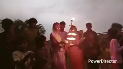 बबेरू: कमासिन दादों घाट  पर यमुना  आरती माह  के अखीरी शनिव को आरती  संपन्न   हुई  ब्लाक अध्यक्ष शत्रुघ्न सिंह के नेतृत्व में