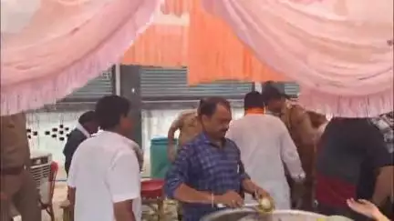 नवाबगंज: जैदपुर में हिंदी पत्रकारिता दिवस के उपलक्ष्य में मीडिया टीम नाइन द्वारा भंडारे का आयोजन किया गया