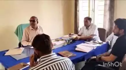 बाड़ी: डिस्कॉम कार्यालय में XEN ने अधिकारियों की बैठक ली