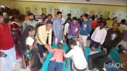 রাইপুর: শ্যামসুন্দরপুর গ্রামের জন্ম থেকেই অন্ধ এক ব্যক্তি রাইপুর ব্লক প্রশাসনের আয়োজিত শিবিরে রক্ত দান করে নজির গড়লেন
