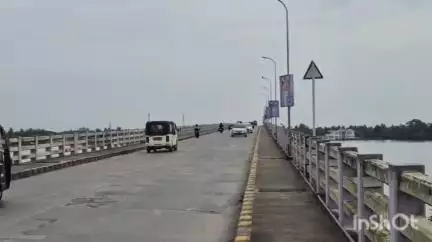 കൊച്ചി: കണ്ണങ്ങാട് പാലത്തിന്റെ അപ്രോച്ച് റോഡ് ഇടിഞ്ഞുതാഴ്ന്നത് മൂലം ദുരിതത്തിലായി ഇടക്കൊച്ചി നിവാസികൾ #localissue