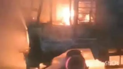 किशनगढ़: सिलोरा हाइवे क्षेत्र में चावल की भूसी से भरे कंटेनर ट्रक में अज्ञात कारणों से लगी आग, मची अफरा-तफरी