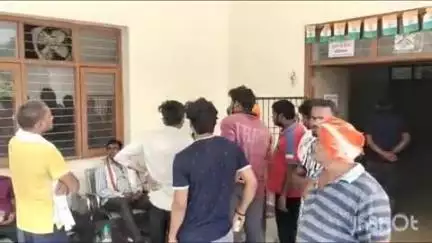 पैलानी: पपरेंदा गांव में अज्ञात कारणों से सफाई कर्मी ने फांसी लगाकर आत्महत्या की, पुलिस ने पोस्टमार्टम की कार्रवाई की