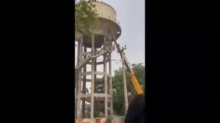 नेतेवाला में 90 फीट ऊंची पानी की टंकी पर 70 फीट ऊंचे चढ़े गौधे को पुलिस प्रशासन और ग्रामीणों ने नीचे उतारा