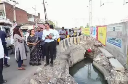 12 మోరీల నుండి మేదర్ బస్తి వరకు డ్రైన్ లను పరిశీలించిన మేయర్ సుధారాణి,  కమిషనర్ అశ్విని తానాజీ వాకడే