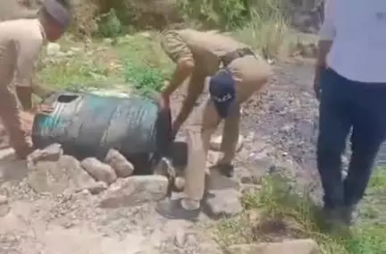 स्वारघाट: नैनादेवी पुलिस ने शराब माफिया के खिलाफ बड़ी कार्रवाई, जंगलों में बनाई जा रही कच्ची शराब पकड़ी गई