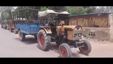 मजदूरी नहीं मिलने से मजदूरों ने करनी मार्ग स्थित माल गोदाम में ट्रैक्टर रोककर काम किया बंद