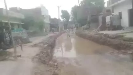 खजनी: कुरी बाजार मे अधूरे पड़े सड़क के निर्माण का कार्य हुआ शुरू, स्थानीय लोगो का मांग किनारे हो नाली का निर्माण
#jansamasya