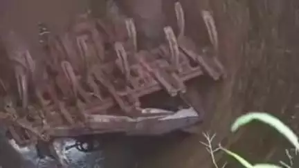 चितरपुर: बारलौंग गांव में हल चलाते समय ट्रैक्टर सहित कुएं में गिरा चालक, ग्रामीणों ने सुरक्षित निकाला