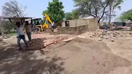 बड़नगर: दंगवाड़ा में राजस्व टीम ने अवैध अतिक्रमण हटाया
