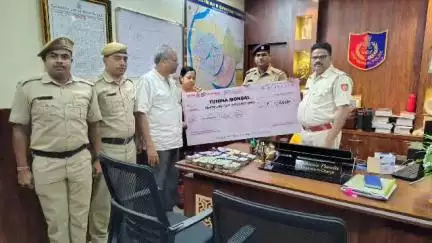 কল্যাণী: আর্থিক প্রতারণার ঘটনায় অভিযুক্তগ্রেফতার , 7 লক্ষ 10 হাজার টাকা উদ্ধার করে অভিযোগকারীর হাতে তুলে দিলো কল্যাণী পুলিশ