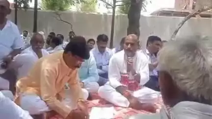बड़ागांव धसान: भीषण गर्मी में ककरवाहा गांव पहुंचे केंद्रीय मंत्री, पेड़ के नीचे जनचौपाल लगाकर सुनी लोगों की समस्याएं