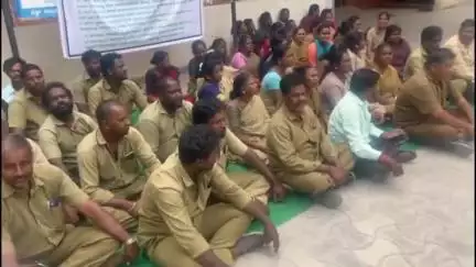 ಮುಳಬಾಗಿಲು: ಪೌರಕಾರ್ಮಿಕರ ವಿವಿಧ ಬೇಡಿಕೆಗಳನ್ನು ಈಡೇರಿಸುವಂತೆ ಆಗ್ರಹಿಸಿ ನಗರದಲ್ಲಿ ಪ್ರತಿಭಟನೆ