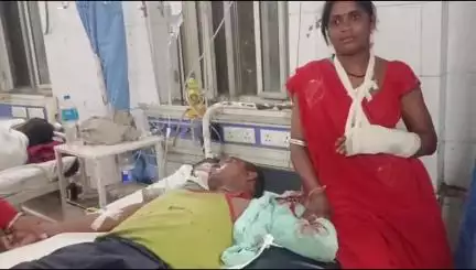 छोटी सरवन: दानपुर कस्बे में बाइक को अज्ञात वाहन ने मारी टक्कर, दंपति को लगी गंभीर चोट, एमजी अस्पताल में उपचार जारी