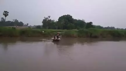 লাভপুর: ২৫বছরেও হয়নি সেতু, দুর্ভোগে বলরামপুর গ্ৰামবাসিরা;ভরসা শুধু নৌকায়#jansamsaya
