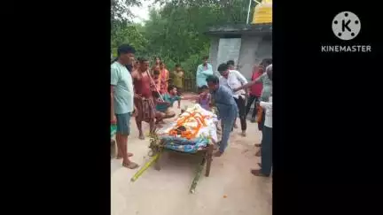 নয়াগ্রাম: খড়িকামাথানী হাই স্কুল বুথের বিজেপির প্রাক্তন বুথ সভাপতির মৃত্যুতে শেষ শ্রদ্ধা জানালেন নয়াগ্রাম মন্ডল বিজেপির সভাপতি