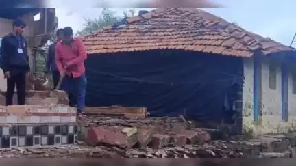 शाहूवाडी: विशाळगडावरील 11 अतिक्रमणे वन विभागाकडून काढण्यात आली.