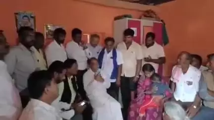 ಕೃಷ್ಣರಾಜಪೇಟೆ: ಕತ್ತರಘಟ್ಟದಲ್ಲಿ ಜೀವಂತ ದಹನವಾದ ವ್ಯಕ್ತಿಯ ಕುಟುಂಬಕ್ಕೆ  ವಿಡಿಯೋ ಕಾಲ್ ಮೂಲಕ ಸಾಂತ್ವಾನ ಹೇಳಿದ ಕೇಂದ್ರ ಸಚಿವ ಕುಮಾರಸ್ವಾಮಿ
