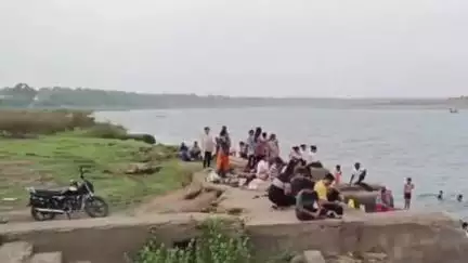 શિનોર: માં નર્મદા નદી ખાતે ગંગા દશેરા પર્વની ધામધૂમથી ઉજવણી શરૂ થઈ ગઈ છે શ્રદ્ધાળુઓમા  નર્મદામાં સ્નાન કરી દાન પુણ્ય કરે છે