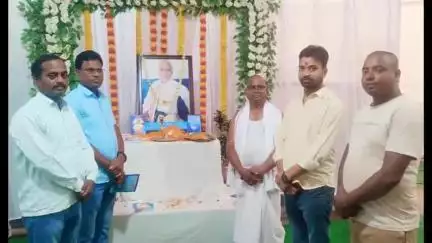 जरीडीह: जैनामोड़ के आयुर्वेद डॉक्टर अनिल कुमार अनल को कई जनप्रतिनिधियों ने दी श्रद्धांजलि