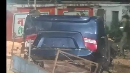 चौरई: चौरई में अनियंत्रित होकर पलटी तेज रफ्तार कार, युवक घायल