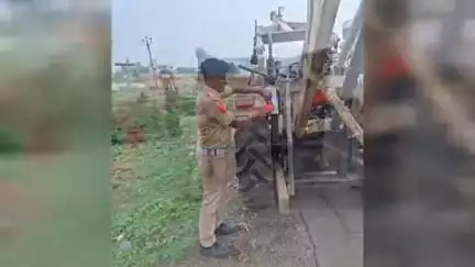 માંડવી: નેશનલ હાઇવે 48 પર પોલીસ દ્વારા વાહનો પર રેડિયમ રિફ્લેક્ટર લગાડવામાં કામગીરી કરાઈ.
#jansamasya