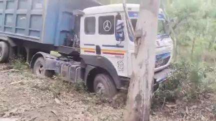 साढौरा: सढ़ौरा में कार को बचाने में रेत-बजरी से भरा ट्राला पलटा, बड़ा हादसा टला