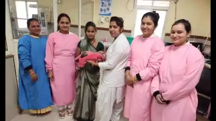 खुजनेर: राजगढ़ के एसएनसीयू वार्ड में भर्ती बच्चे को स्वस्थ होने पर किया गया डिस्चार्ज