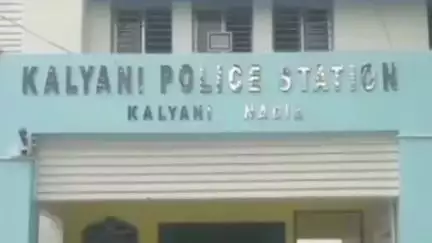 কল্যাণী: স্ত্রীর কাছে প্রতারণা দশ লক্ষ টাকা, ধৃত স্বামীর থেকে সেই টাকা উদ্ধার করে অভিযোগকারী হাতে তুলে দিল কল্যাণী থানার পুলিশ