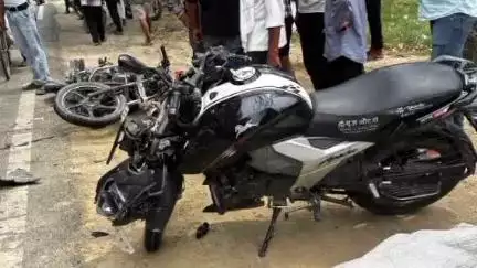 बांसगांव: कौड़ीराम ब्लॉक के मुख्य गेट पर दो बाइकों की टक्कर में 24 वर्षीय युवक घायल, अस्पताल में भर्ती