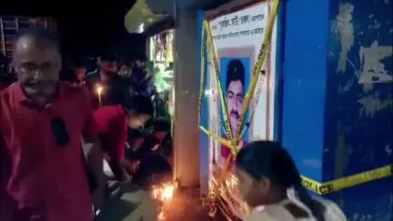 মেদিনীপুর: অগ্নিদগ্ধ হয়ে মৃত্যু ব্যবসায়ীর; দোষীদের শাস্তির দাবিতে কেরানীচটিতে মোমবাতি মিছিল ও স্মরণসভা স্থানীয়দের উদ্যোগে