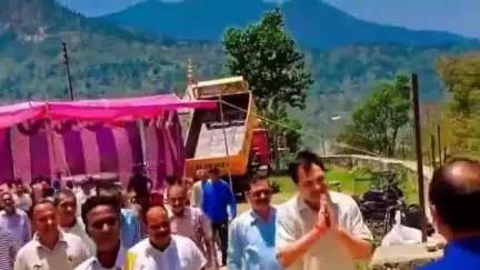 चिन्यालीसौड़: विधायक ने थोला से कुमारडा मोटर मार्ग के सुधारीकरण एवं डामरीकरण कार्य का किया उद्घाटन