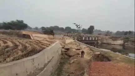 কাশীপুর: রাস্তার অভাবে অ্যাম্বুলেন্স থেকে দুয়ারে রেশনের গাড়ি কিছুই ঢোকে না গ্রামে,সরকারের লজ্জা বলে মন্তব্য CPIM-র #jansamasya