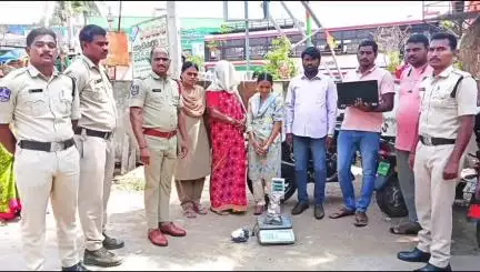 నల్లబెల్లి: నల్లబెల్లి మండల కేంద్రంలో గంజాయి తరలిస్తున్న మహిళను అదుపులోకి తీసుకున్న పోలీసులు. 
పట్టుకున్న గంజాయి విలు