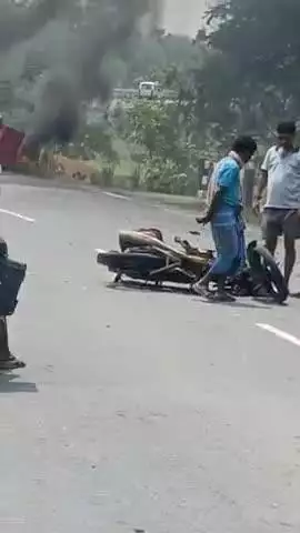 अगर साथ रोड में दुर्घटना हुई है एक्सीडेंट हो गया जबरदस्त मोटरसाइकिल का आगे का हिस्सा जो टायर है वह फट गया ब्लास्ट हो गया