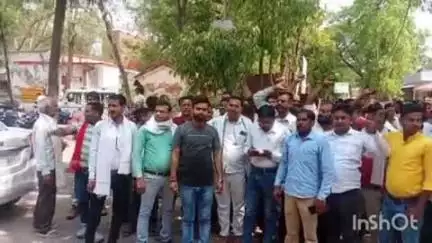 अमेठी: अपनी मांगों को लेकर मध्यांचल विद्युत खंड अमेठी डिविजन के विद्युत संविदा कर्मचारियों ने #प्रदर्शन कर दिया ज्ञापन