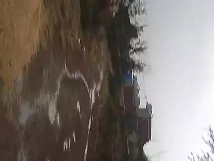 bansuri gaon mein bahut Tej barish ho rahi hai hawa bhi chal rahi hai थोड़ा-थोड़ा gaon walon ka nuksan ho chuka hai gehu