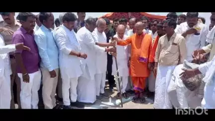 ಮಾನ್ವಿ: ಉಟಕನೂರು ಗ್ರಾಮದಲ್ಲಿ ರಸ್ತೆ ಅಭಿವೃದ್ಧಿ ಕಾಮಗಾರಿಗೆ ಸಚಿವ ಶರಣಪ್ರಕಾಶ್ ಪಾಟೀಲ್ ಭೂಮಿಪೂಜೆ