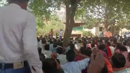 संविदा कर्मियों की छटनी व दो महीनों से वेतन ना मिलने के कारण  धरना दिया जा रहा है सीतापुर सुदामापुरी में