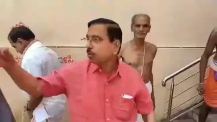 ತಿಕೋಟಾ: ಸುಕ್ಷೇತ್ರ ತೊರವಿಯ ನರಸಿಂಹ ದೇವಸ್ಥಾನಕ್ಕೆ ಕೇಂದ್ರ ಸಚಿವ ಪ್ರಹ್ಹಾದ್ ಜೋಶಿ ಭೇಟಿ ನೀಡಿ ವಿಶೇಷ ಪೂಜೆ ಸಲ್ಲಿಕೆ