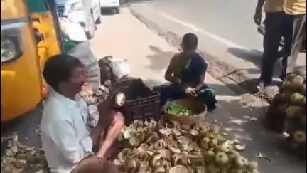 నారాయణపూర్: మండల కేంద్రంలో తాటి ముంజలు అమ్ముకునే వారిని కేసులు కాకుండా చూస్తామని డబ్బులు డిమాండ్ చేసిన ఎక్సైజ్ పోలీసులు