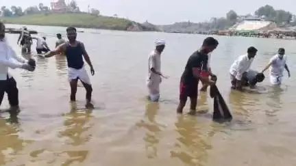 बरमान घाट पर मणिनागेंद्र फाउंडेशन के द्वारा साफ स्वच्छता अभियान चलाया गया सभी नर्मदा भक्तों के द्वारा शनिवार को