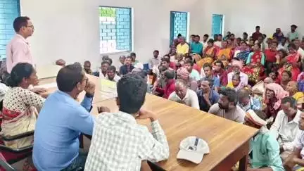 গড়বেতা ২: গরবেতা দু নম্বর ব্লকের গোয়ালতোড় জিরা পাড়া এলাকায় বাংলার বাড়ি প্রকল্পের উপভোক্তাদের সাথে গুরুত্বপূর্ণ বৈঠক আধিকারি
