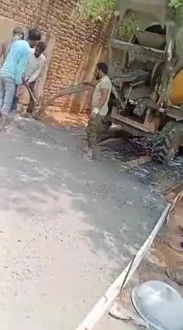 ग्राम पंचायत पिपरो के ग्राम बनियानी मैं फ्लोरी द्वारा कराई जा रही है सीसी रोड निर्माण मजदूरों का छीना जा रहा है हक