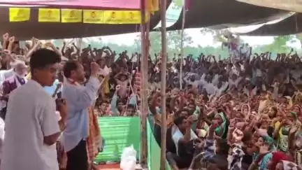 লক্ষীপুৰ: চেংপাতাত  ৰাইজৰ দলৰ  প্ৰাৰ্থী নাৰ্গিছ ছুলতানাৰ হৈ নিৰ্বাচনী প্ৰচাৰ চলায় বিধায়ক অখিল গগৈয়ে।
