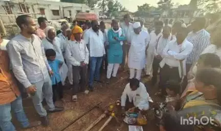 देसाईगंज वडसा: देसाईगंज येथे अत्याधुनिक अभ्यासिकेचे खासदार डॉ. नामदेव किरसान यांचा हस्ते भुमिपूजन